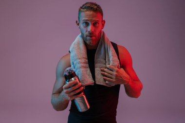 Yakışıklı, formda bir sporcunun portresi.