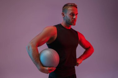 Top tutan yakışıklı konsantre genç sporcu..