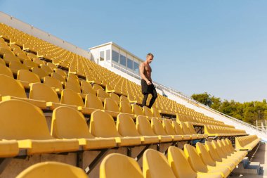 Stadyumda yürüyen adam.