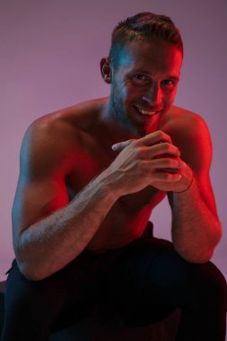 Yakışıklı, formda bir sporcunun portresi.