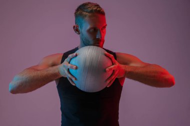 Top tutan yakışıklı konsantre genç sporcu..