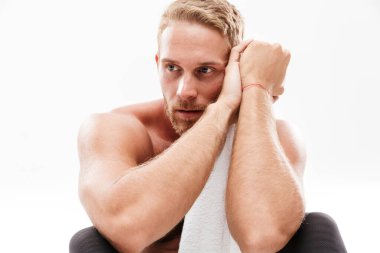 Çalışmadan sonra dinlenen yorgun bir sporcunun portresi.