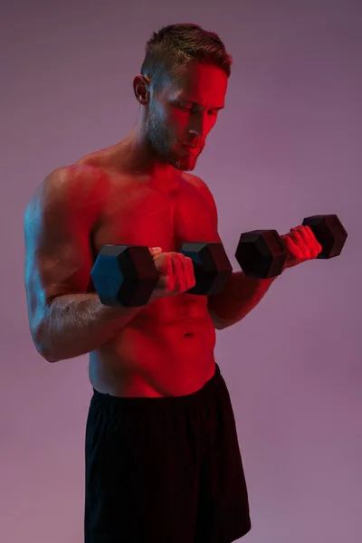 Retrato de un apuesto deportista musculoso en forma —  Fotos de Stock