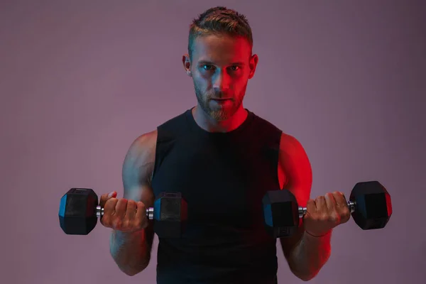 Concentrado joven deportista hacer ejercicios con mancuernas . — Foto de Stock