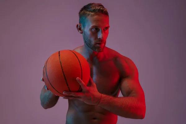 Concentrado joven deportista sosteniendo baloncesto . — Foto de Stock