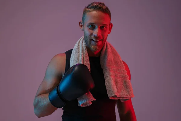 Boxeador de hombre deportivo en guantes con toalla . — Foto de Stock