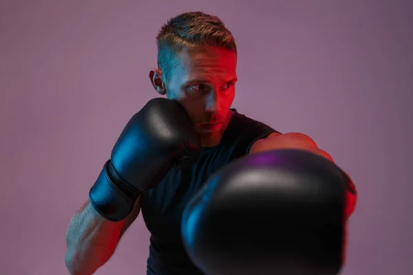 Deportes hombre boxeador hacer ejercicios de boxeo . — Foto de Stock