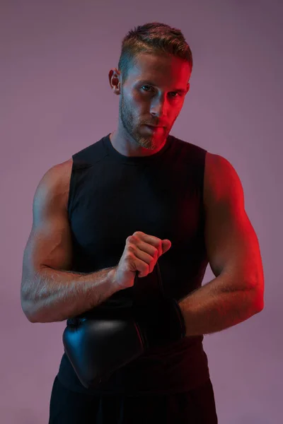 Portret przystojnego muskularnego boksera stojącego — Zdjęcie stockowe
