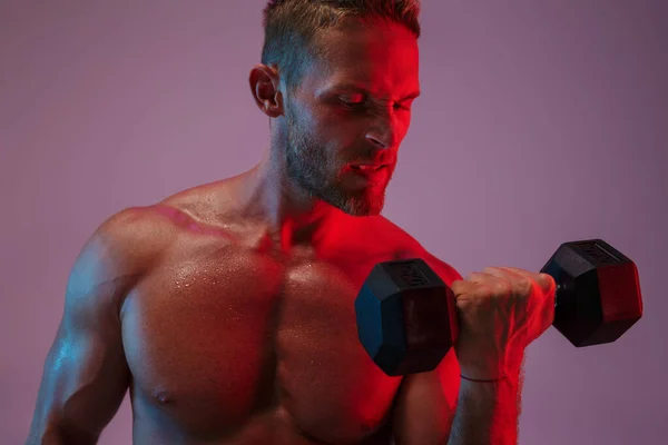 Retrato de un apuesto deportista musculoso en forma — Foto de Stock
