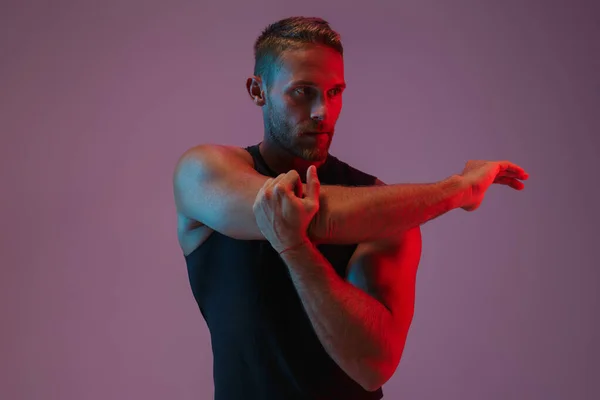 Retrato de un apuesto deportista musculoso en forma — Foto de Stock