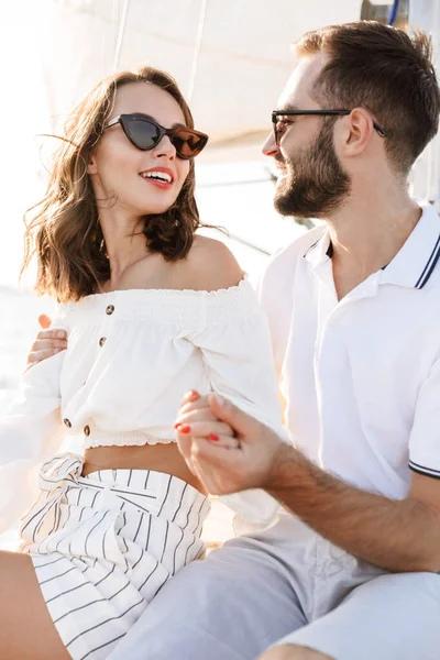 Otimista alegre jovem casal amoroso ao ar livre — Fotografia de Stock
