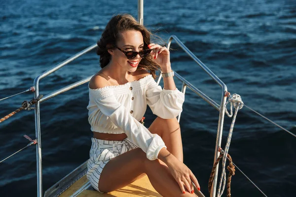 Femme incroyable en plein air sur le yacht en mer . — Photo