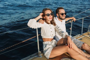 İyimser, neşeli, genç, sevecen bir çift.