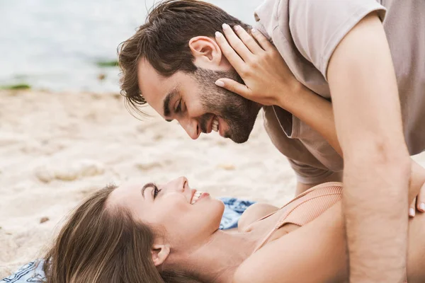 Foto de romântico lindo casal abraçando e sorrindo um para o outro — Fotografia de Stock