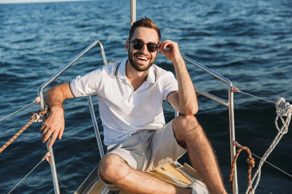 Uomo all'aperto in posa su yacht in mare . — Foto Stock
