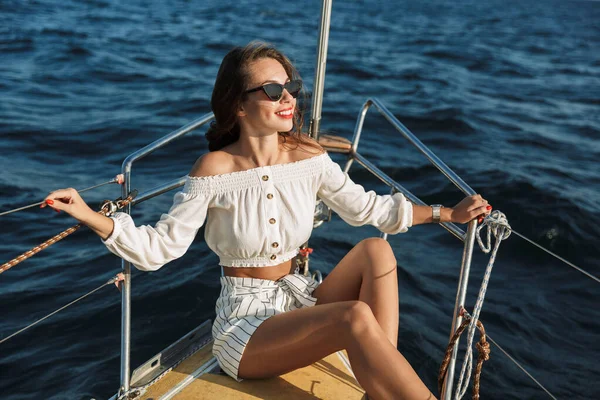 Femme incroyable en plein air sur le yacht en mer . — Photo