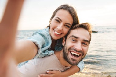 Erkeğin sırtında taşıdığı ve selfie çektiği bir fotoğraf.