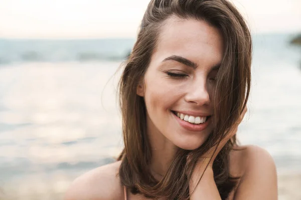 A boldog fehér nő képe, aki csukott szemmel mosolyog — Stock Fotó