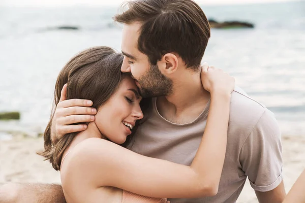 Foto de pareja joven y romántica abrazando y sonriendo —  Fotos de Stock