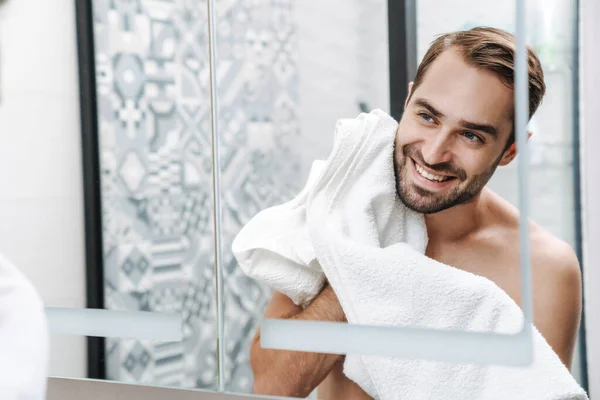 Feliz joven sin camisa mirándose al baño. —  Fotos de Stock