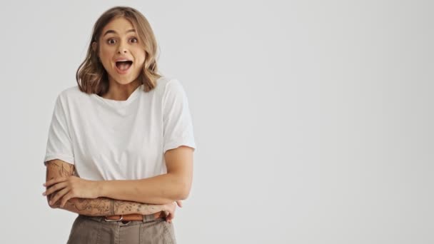 Surpreendente Jovem Mulher Vestindo Uma Camiseta Básica Olhando Para Lado — Vídeo de Stock