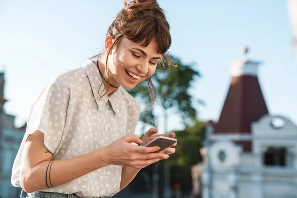 Позитивні веселі щасливі молоді красиві жінки на балконі за допомогою мобільних телефонних розмов . — стокове фото
