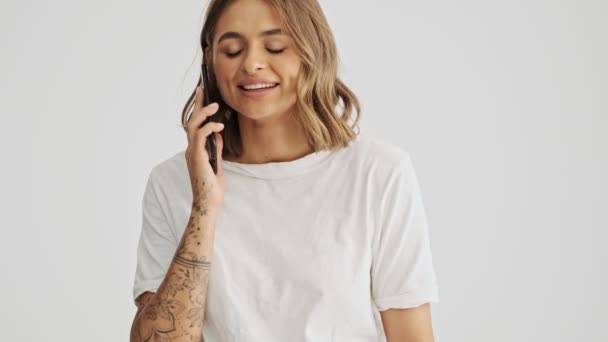 Mulher Bonita Vestindo Uma Camiseta Básica Começar Chamar Alguém Isolado — Vídeo de Stock