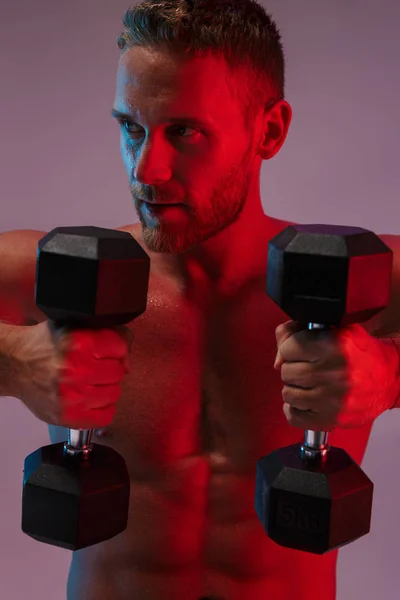 Retrato de un apuesto deportista musculoso en forma —  Fotos de Stock