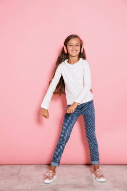 Olumlu genç kız dans ediyor yalnız müzik dinliyor.