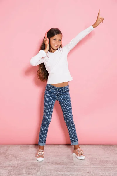 Positivo menina criança dançando isolado ouvir música — Fotografia de Stock
