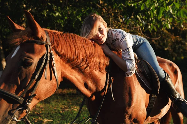 Imagen de mujer feliz sonriendo y acostada a caballo mientras cabalgaba en —  Fotos de Stock