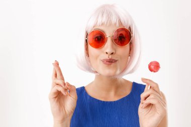 Pembe peruk takan, elinde lolipop tutan ve iyi şans getiren genç bir kadının portresi.