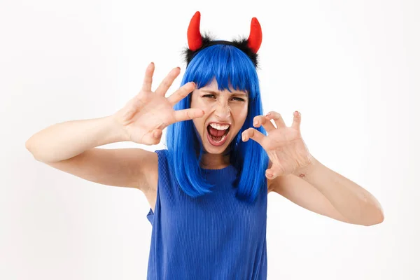 Retrato de jovem mulher zangada vestindo peruca azul e chifres de brinquedo jogando papel de diabo — Fotografia de Stock