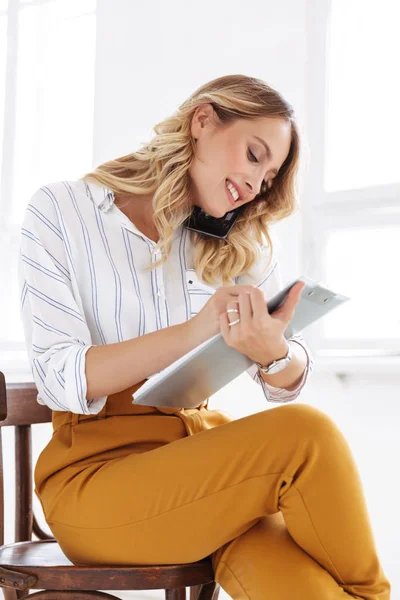 Atractiva joven rubia con camisa —  Fotos de Stock