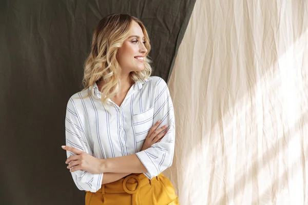 Imagem de mulher loira elegante caucasiano de pé com braços cruz — Fotografia de Stock