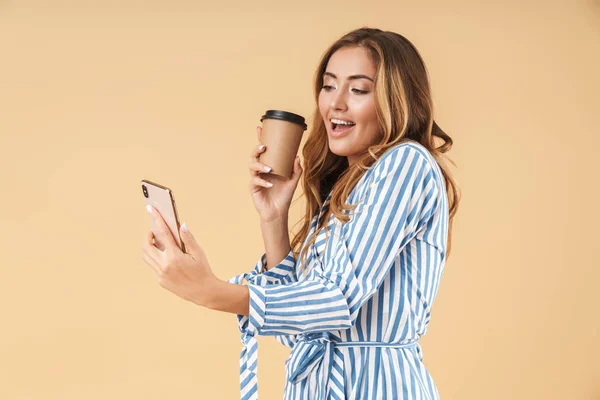 Retrato de mulher alegre segurando xícara de café ao tirar foto selfie — Fotografia de Stock