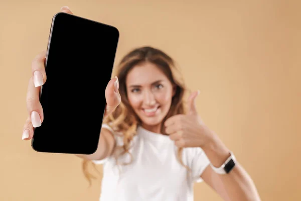 Portré boldog nő mosolyog, miközben bemutatja copyspace képernyő mobiltelefon — Stock Fotó