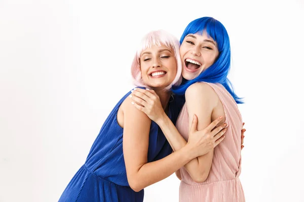 两个身穿蓝色和粉色假发的快乐女人的画像，笑着拥抱 — 图库照片