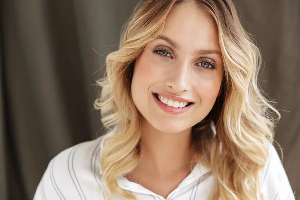 Närbild av en vacker leende blond kvinna — Stockfoto