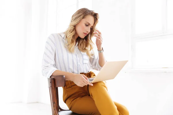 Atractiva joven rubia con camisa — Foto de Stock