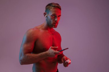 Cep telefonu kullanan konsantre genç sporcu..