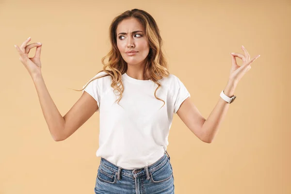 Retrato de mujer caucásica preguntándose y mirando el copyspace en sus dedos — Foto de Stock