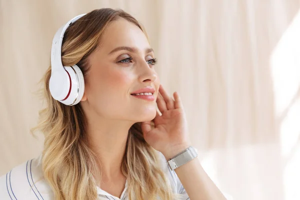Image de contenu élégante femme blonde écoutant de la musique dans la tête — Photo