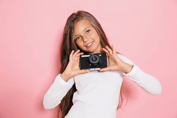 포토 카메라를 보여 주는 쾌활 한 어린 소녀. — 스톡 사진
