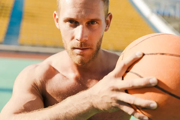 Gambar pria bertelanjang dada maskulin bermain basket di olahraga — Stok Foto