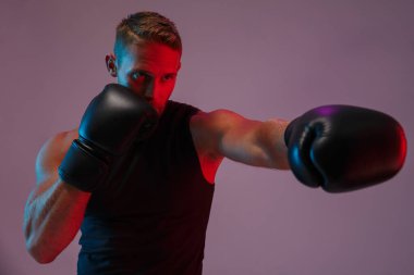 Sporcu boksör boks egzersizleri yapar..