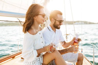 İyimser, neşeli, genç, sevecen bir çift.