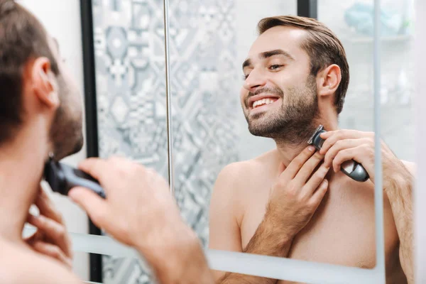 Atractivo joven sin camisa hombre afeitándose —  Fotos de Stock