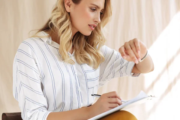 Atractiva joven rubia con camisa —  Fotos de Stock