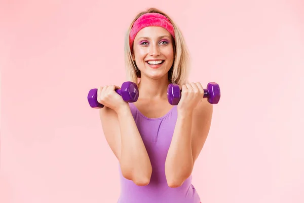 Imagen de mujer atractiva feliz sosteniendo pesas y sonriendo — Foto de Stock